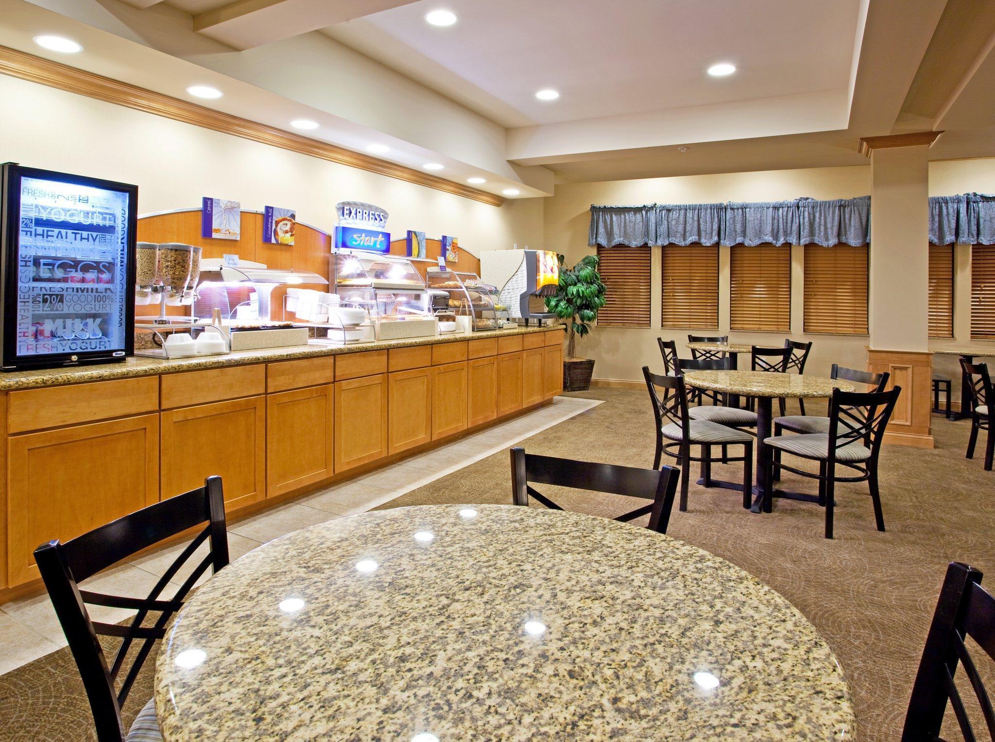 Holiday Inn Express Hotel & Suites Chesterfield - Selfridge Area By Ihg Exterior foto